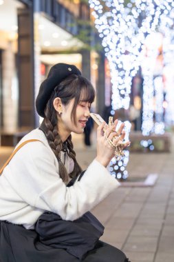 Tayvan 'ın Taipei şehrinde Xinyi Bölgesi' nde 20 'li yaşlarda bir Çinli kadın bir oyun salonunun ışıklandırmasında.