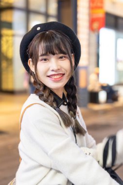 Tayvan 'ın Taipei şehrinde Xinyi Bölgesi' nde 20 'li yaşlarda bir Çinli kadın bir oyun salonunun ışıklandırmasında.