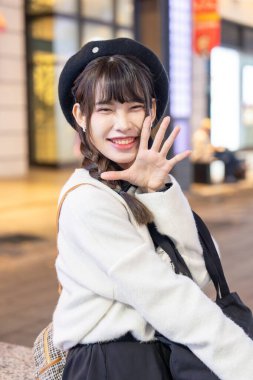 Tayvan 'ın Taipei şehrinde Xinyi Bölgesi' nde 20 'li yaşlarda bir Çinli kadın bir oyun salonunun ışıklandırmasında.