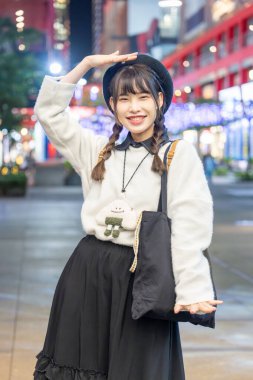 Tayvan 'ın Taipei şehrinde Xinyi Bölgesi' nde 20 'li yaşlarda bir Çinli kadın bir oyun salonunun ışıklandırmasında.