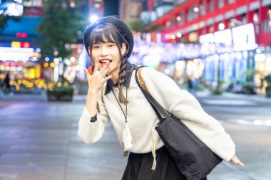 Tayvan 'ın Taipei şehrinde Xinyi Bölgesi' nde 20 'li yaşlarda bir Çinli kadın bir oyun salonunun ışıklandırmasında.