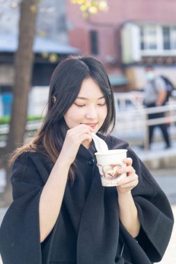 Tayvan 'ın Zhongshan Bölgesi' ndeki Zhongshan İstasyonu 'nda 20' li yaşlarda genç bir Tayvanlı kadın tofu pudingi yiyor.