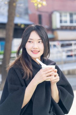 Tayvan 'ın Zhongshan Bölgesi' ndeki Zhongshan İstasyonu 'nda 20' li yaşlarda genç bir Tayvanlı kadın tofu pudingi yiyor.