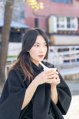 Tayvan 'ın Zhongshan Bölgesi' ndeki Zhongshan İstasyonu 'nda 20' li yaşlarda genç bir Tayvanlı kadın tofu pudingi yiyor.