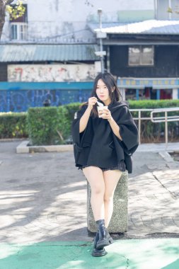 Tayvan 'ın Zhongshan Bölgesi' ndeki Zhongshan İstasyonu 'nda 20' li yaşlarda genç bir Tayvanlı kadın tofu pudingi yiyor.