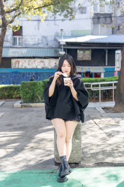 Tayvan 'ın Zhongshan Bölgesi' ndeki Zhongshan İstasyonu 'nda 20' li yaşlarda genç bir Tayvanlı kadın tofu pudingi yiyor.