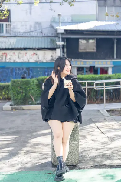 Tayvan 'ın Zhongshan Bölgesi' ndeki Zhongshan İstasyonu 'nda 20' li yaşlarda genç bir Tayvanlı kadın tofu pudingi yiyor.