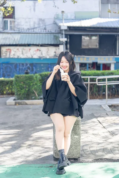 Tayvan 'ın Zhongshan Bölgesi' ndeki Zhongshan İstasyonu 'nda 20' li yaşlarda genç bir Tayvanlı kadın tofu pudingi yiyor.