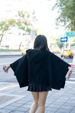 Tayvan 'ın Taipei şehrindeki Zhongshan İstasyonu' nda 20 'li yaşlarda genç bir Tayvanlı kadın yürüyor.