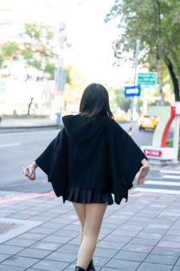 Tayvan 'ın Taipei şehrindeki Zhongshan İstasyonu' nda 20 'li yaşlarda genç bir Tayvanlı kadın yürüyor.