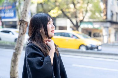 Tayvan 'ın Taipei şehrindeki Zhongshan İstasyonu' nda 20 'li yaşlarda genç bir Tayvanlı kadın yürüyor.