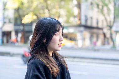 Tayvan 'ın Taipei şehrindeki Zhongshan İstasyonu' nda 20 'li yaşlarda genç bir Tayvanlı kadın yürüyor.