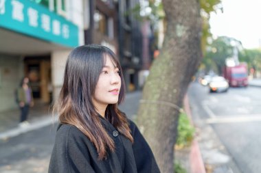 Tayvan 'ın Taipei şehrindeki Zhongshan İstasyonu' nda 20 'li yaşlarda genç bir Tayvanlı kadın yürüyor.