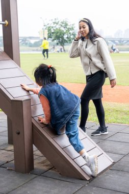 Tayvan 'ın Taipei şehrinde Datong Bölgesi' nde büyük bir parkta oynayan çocuklar ve aileler.