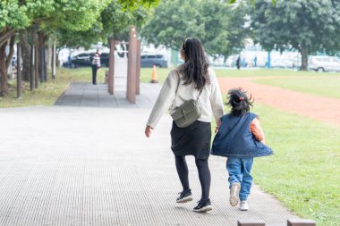 Tayvan 'ın Taipei şehrinde Datong Bölgesi' nde büyük bir parkta oynayan çocuklar ve aileler.