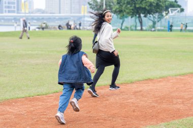 Tayvan 'ın Taipei şehrinde Datong Bölgesi' nde büyük bir parkta oynayan çocuklar ve aileler.