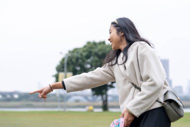 Tayvan 'ın Taipei şehrinde Datong Bölgesi' nde büyük bir parkta oynayan çocuklar ve aileler.