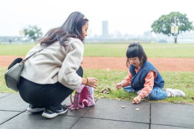 Tayvan 'ın Taipei şehrinde Datong Bölgesi' nde büyük bir parkta oynayan çocuklar ve aileler.