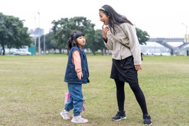 Tayvan 'ın Taipei şehrinde Datong Bölgesi' nde büyük bir parkta oynayan çocuklar ve aileler.