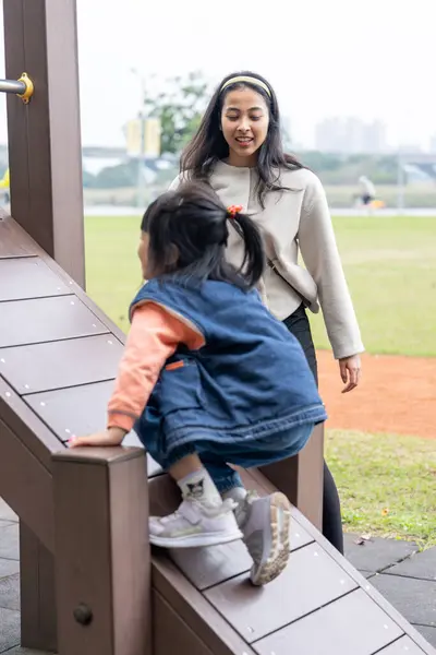 Tayvan 'ın Taipei şehrinde Datong Bölgesi' nde büyük bir parkta oynayan çocuklar ve aileler.