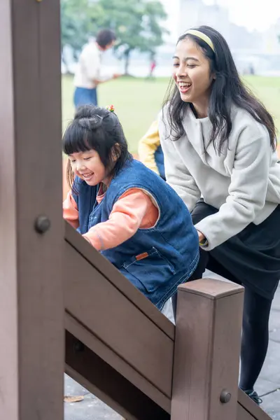 Tayvan 'ın Taipei şehrinde Datong Bölgesi' nde büyük bir parkta oynayan çocuklar ve aileler.