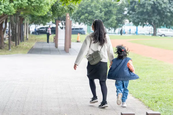 Tayvan 'ın Taipei şehrinde Datong Bölgesi' nde büyük bir parkta oynayan çocuklar ve aileler.