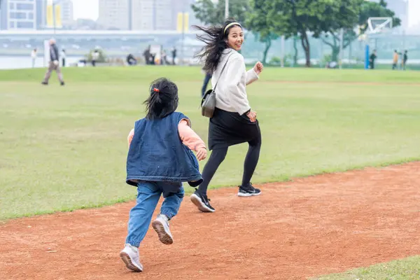 Tayvan 'ın Taipei şehrinde Datong Bölgesi' nde büyük bir parkta oynayan çocuklar ve aileler.