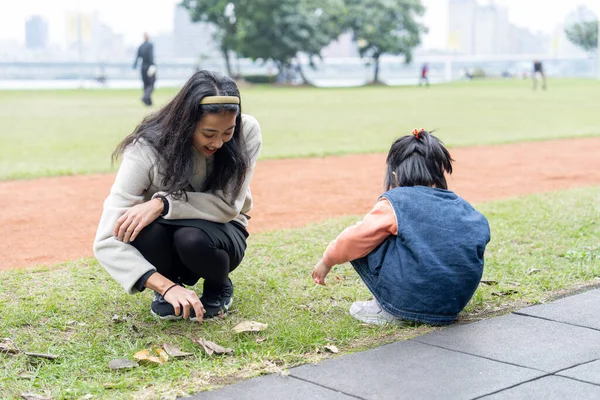 Tayvan 'ın Taipei şehrinde Datong Bölgesi' nde büyük bir parkta oynayan çocuklar ve aileler.