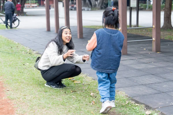 Tayvan 'ın Taipei şehrinde Datong Bölgesi' nde büyük bir parkta oynayan çocuklar ve aileler.
