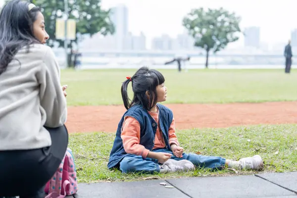 Tayvan 'ın Taipei şehrinde Datong Bölgesi' nde büyük bir parkta oynayan çocuklar ve aileler.