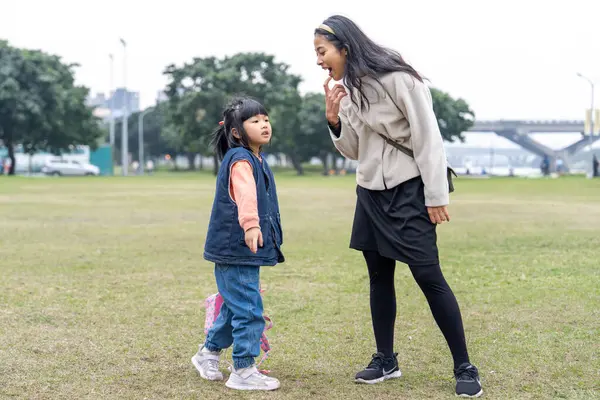 Tayvan 'ın Taipei şehrinde Datong Bölgesi' nde büyük bir parkta oynayan çocuklar ve aileler.