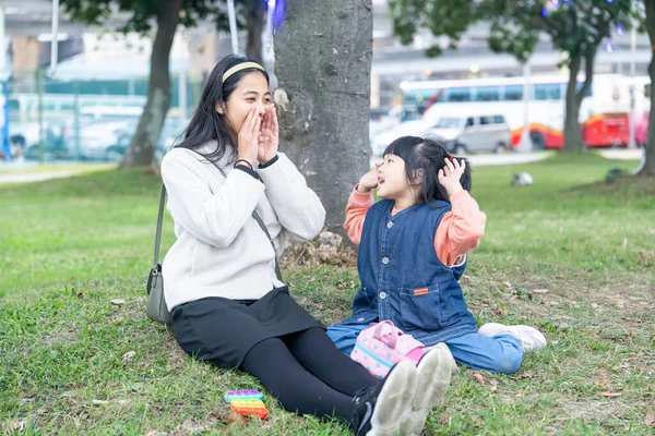 Tayvan 'ın Taipei şehrinde Datong Bölgesi' nde büyük bir parkta oynayan çocuklar ve aileler.