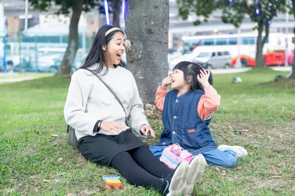 Tayvan 'ın Taipei şehrinde Datong Bölgesi' nde büyük bir parkta oynayan çocuklar ve aileler.
