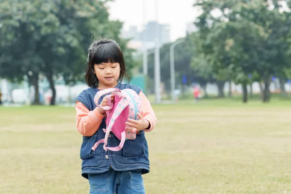 Tayvan 'ın Tayvan şehrindeki Datong Bölgesi' nde büyük bir parkta oynayan küçük bir Tayvanlı kızın çocuğu.