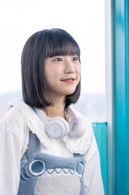 Tayvan 'ın Taipei şehrindeki Shilin semtinde bir lunaparkın dönme dolabında oynayan 20' li yaşlarında genç bir Tayvanlı kadın.