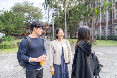 Tayvanlı genç kadınlar, erkekler ve Asyalı kadınlar 20 'li yaşlarda Da' an Bölgesi, Tayvan 'da bir üniversitede