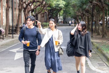 Tayvanlı genç kadınlar, erkekler ve Asyalı kadınlar 20 'li yaşlarda Da' an Bölgesi, Tayvan 'da bir üniversitede