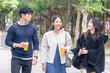 Tayvanlı genç kadınlar, erkekler ve Asyalı kadınlar 20 'li yaşlarda Da' an Bölgesi, Tayvan 'da bir üniversitede