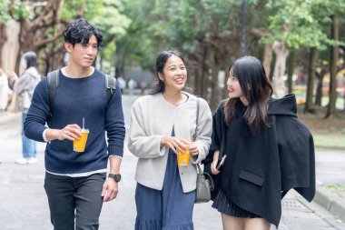 Tayvanlı genç kadınlar, erkekler ve Asyalı kadınlar 20 'li yaşlarda Da' an Bölgesi, Tayvan 'da bir üniversitede