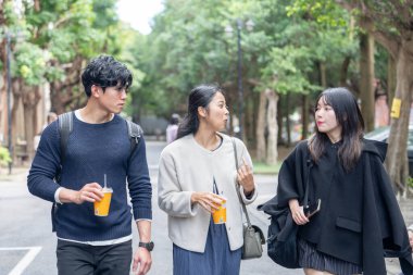 Tayvanlı genç kadınlar, erkekler ve Asyalı kadınlar 20 'li yaşlarda Da' an Bölgesi, Tayvan 'da bir üniversitede