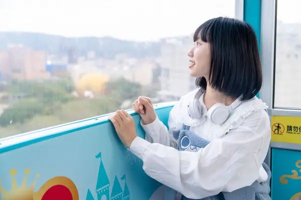 Ung Taiwanesisk Kvinna Årsåldern Som Spelar Pariserhjulet Nöjespark Shilin District — Stockfoto