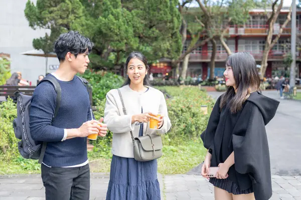 Tayvanlı genç kadınlar, erkekler ve Asyalı kadınlar 20 'li yaşlarda Da' an Bölgesi, Tayvan 'da bir üniversitede