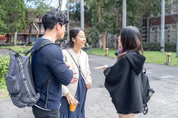 Tayvanlı genç kadınlar, erkekler ve Asyalı kadınlar 20 'li yaşlarda Da' an Bölgesi, Tayvan 'da bir üniversitede