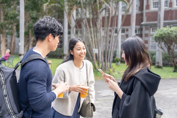Tayvanlı genç kadınlar, erkekler ve Asyalı kadınlar 20 'li yaşlarda Da' an Bölgesi, Tayvan 'da bir üniversitede