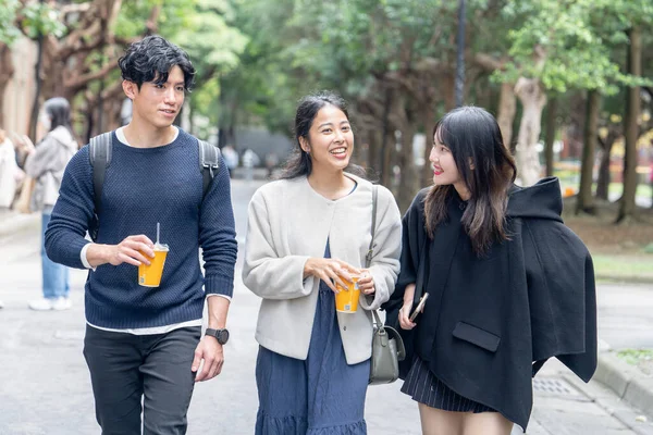 Tayvanlı genç kadınlar, erkekler ve Asyalı kadınlar 20 'li yaşlarda Da' an Bölgesi, Tayvan 'da bir üniversitede