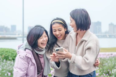 Tayvanlı bir aile soğuk kış mevsiminde Tayvan 'ın Taipei şehrindeki Datong Bölgesi' nde büyük bir parkta oynuyor.