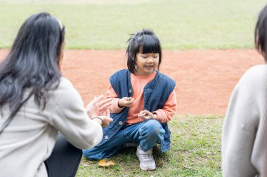 Tayvanlı bir aile soğuk kış mevsiminde Tayvan 'ın Taipei şehrindeki Datong Bölgesi' nde büyük bir parkta oynuyor.