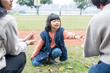 Tayvanlı bir aile soğuk kış mevsiminde Tayvan 'ın Taipei şehrindeki Datong Bölgesi' nde büyük bir parkta oynuyor.