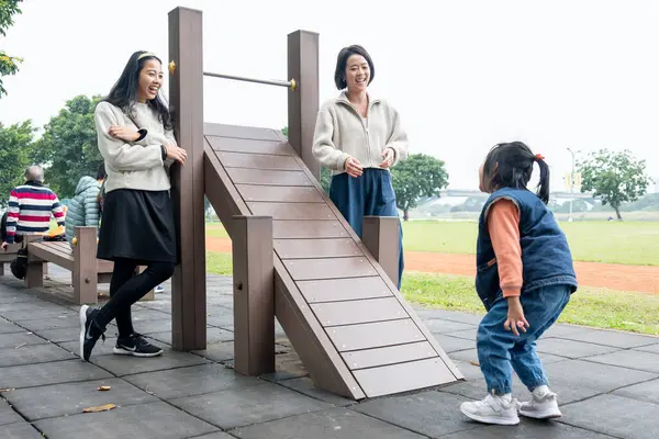 Tayvanlı bir aile soğuk kış mevsiminde Tayvan 'ın Taipei şehrindeki Datong Bölgesi' nde büyük bir parkta oynuyor.