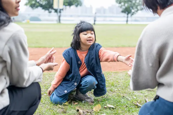Tayvanlı bir aile soğuk kış mevsiminde Tayvan 'ın Taipei şehrindeki Datong Bölgesi' nde büyük bir parkta oynuyor.